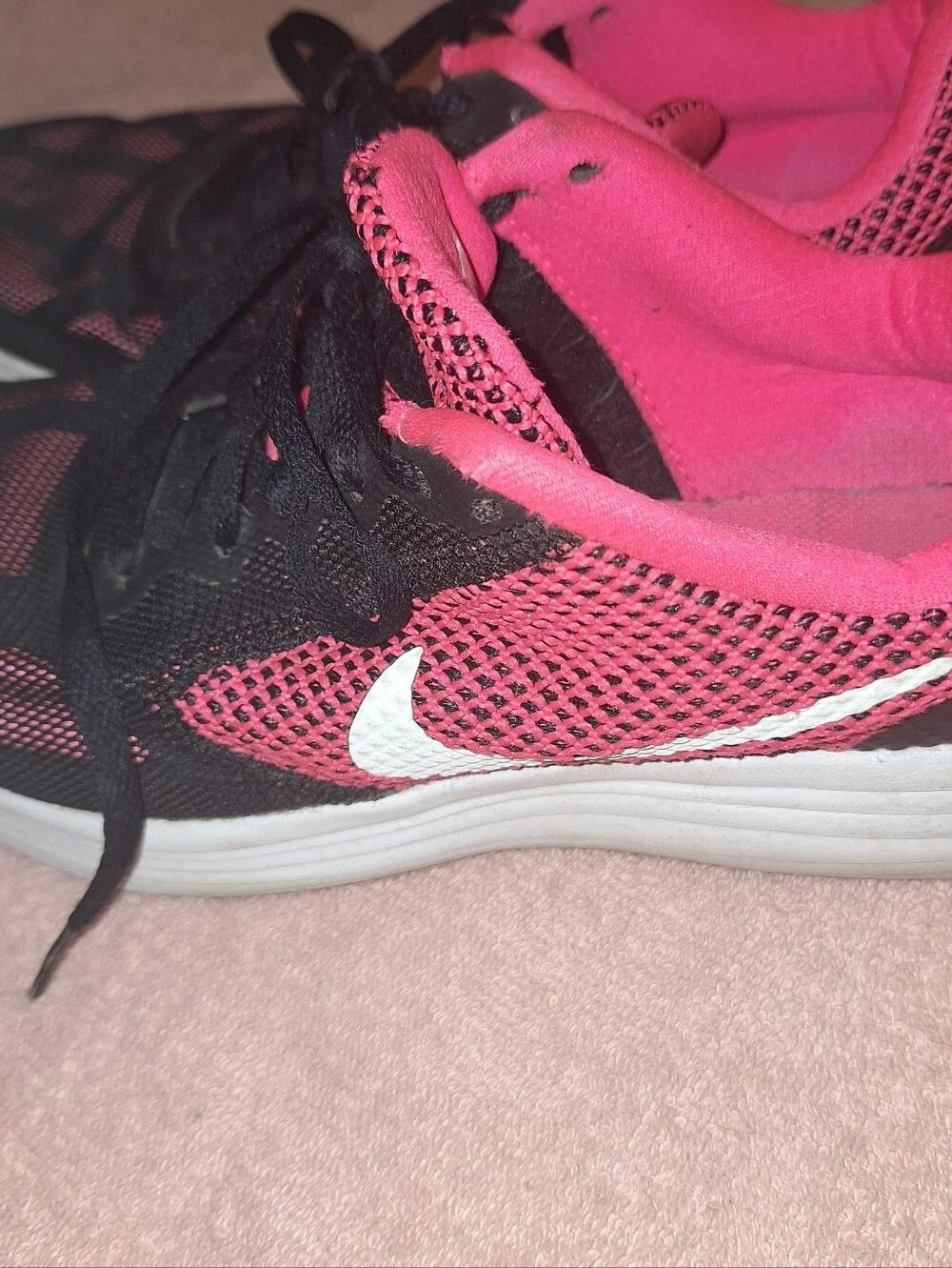Nike Womens Black and Pink Lightweight Running Sneakers